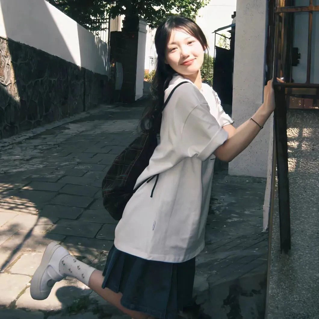 微光下的蓝色男孩